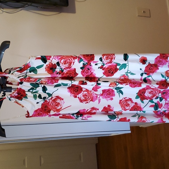 Halter style maxi dress one size floral off white, pink green. S1 - Picture 2 of 5